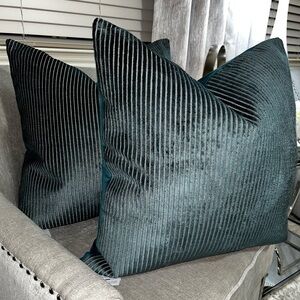 1-NWT CALDEIRA WOVEN TAPESTRY
VELVET DESIGN INSPIRED LUXURY PILLOW